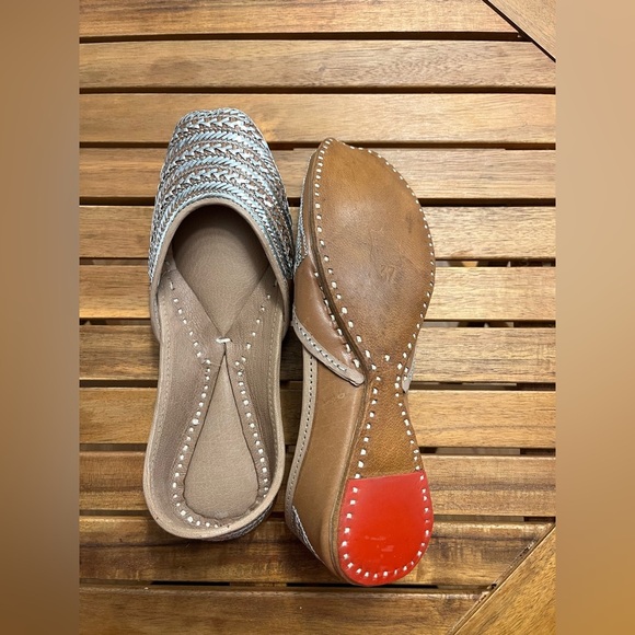 Hand embroidered silver flats Punjabi Jutti- Size 7.5 - Picture 13 of 13